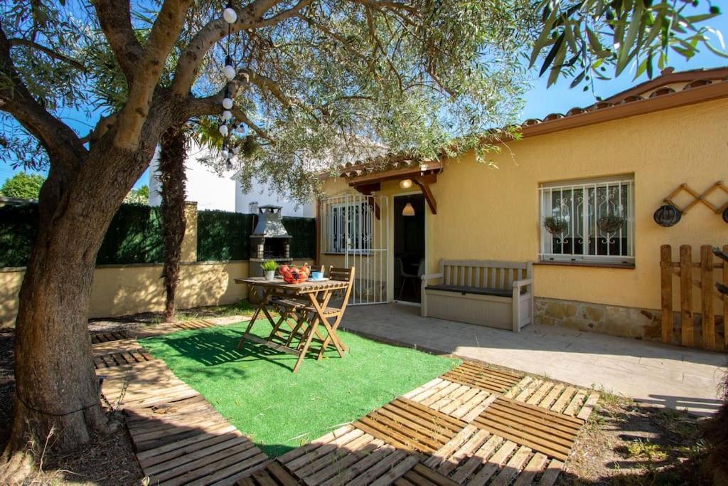 Casita Con Jardin, Bbq, Wifi, Centro Y Playa Villa Емпуриабрава Екстериор снимка