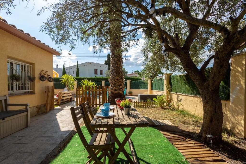 Casita Con Jardin, Bbq, Wifi, Centro Y Playa Villa Емпуриабрава Екстериор снимка